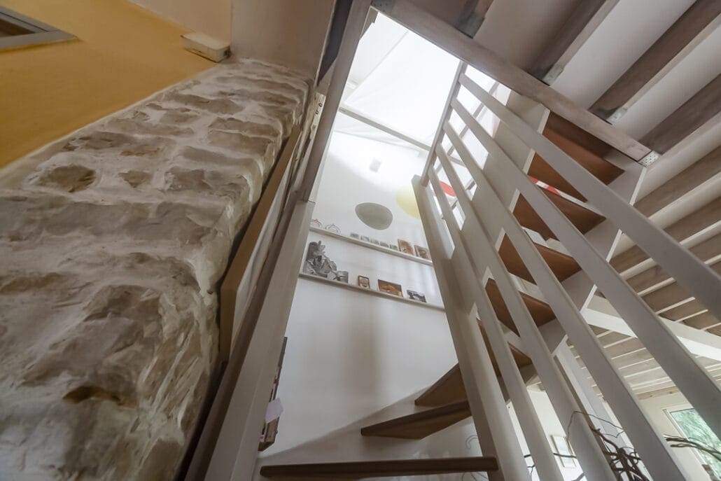 Escalier bois maison - Photo immobili&egrave;re