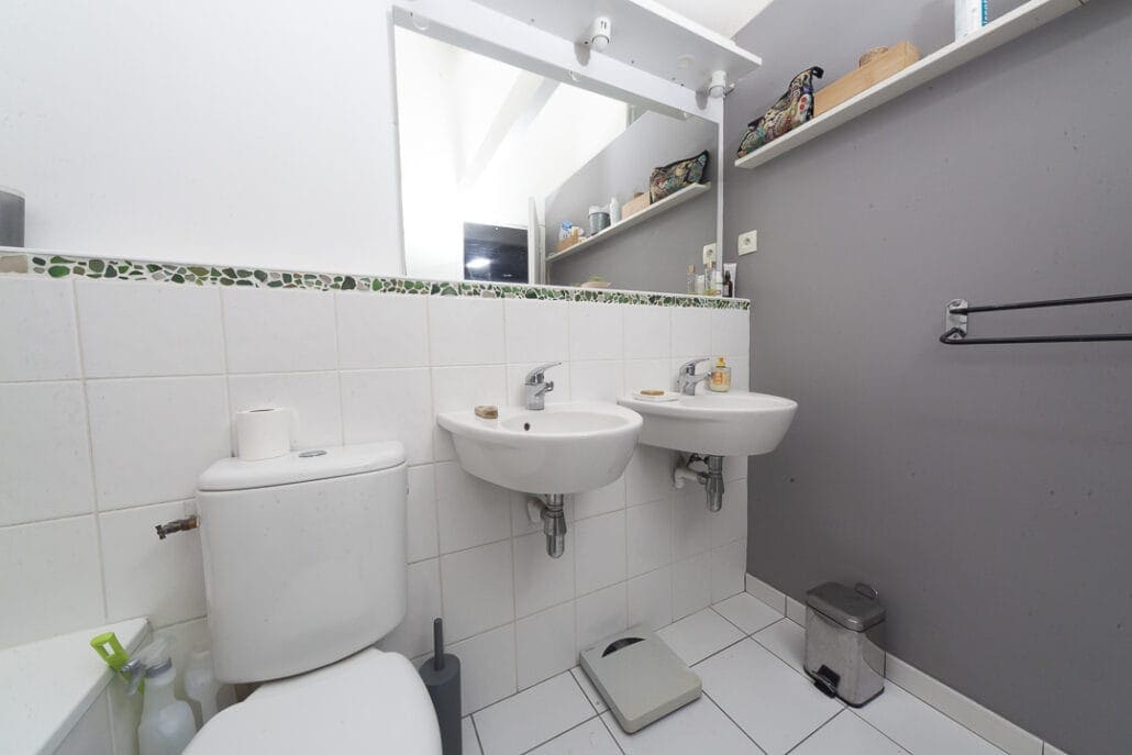 Salle de bain r&eacute;nov&eacute;e - Photo immobilier