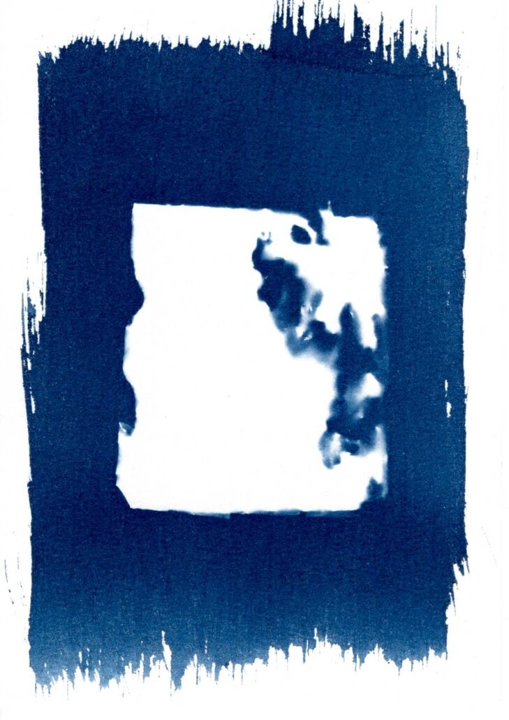 cyanotype-artistique-metamorphoses-1 Cyanotype d’un morceau de papier récupéré, collecté dans la région rennaise.