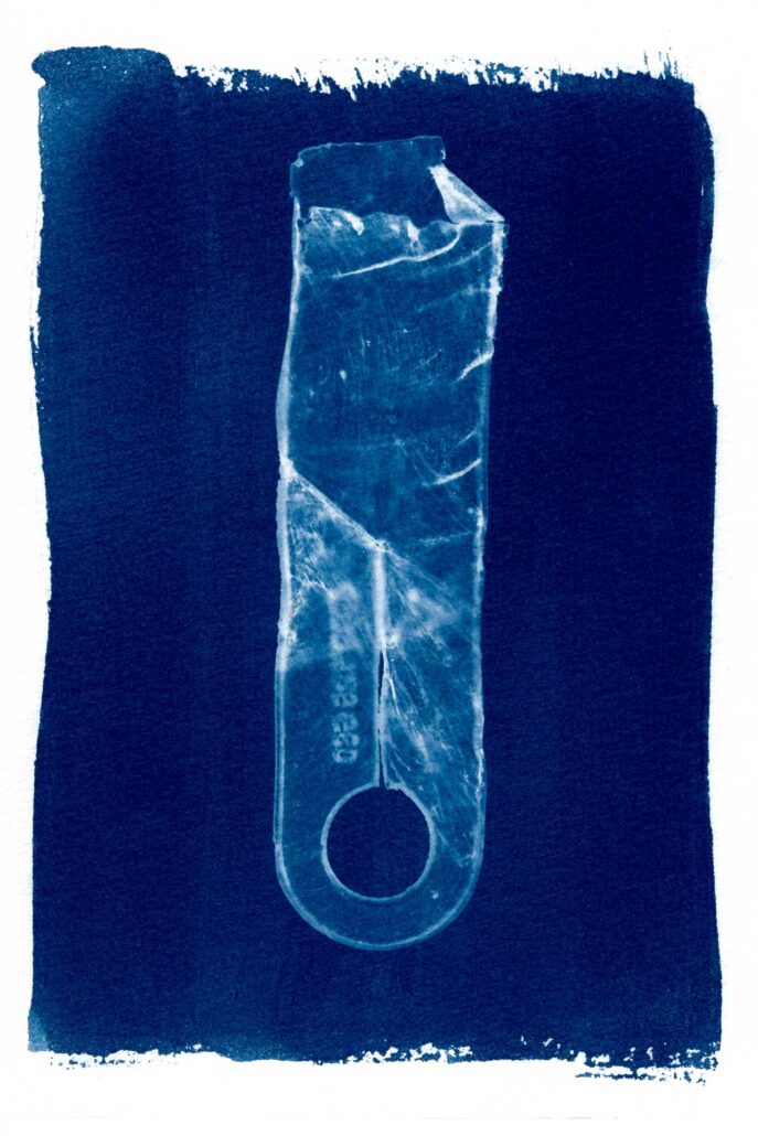 cyanotype-artistique-metamorphoses-10 Cyanotype d’un morceau de plastique transparent, réalisé par l’artiste Baptiste Vanoni à Rennes dans le cadre de la série Métamorphoses.
