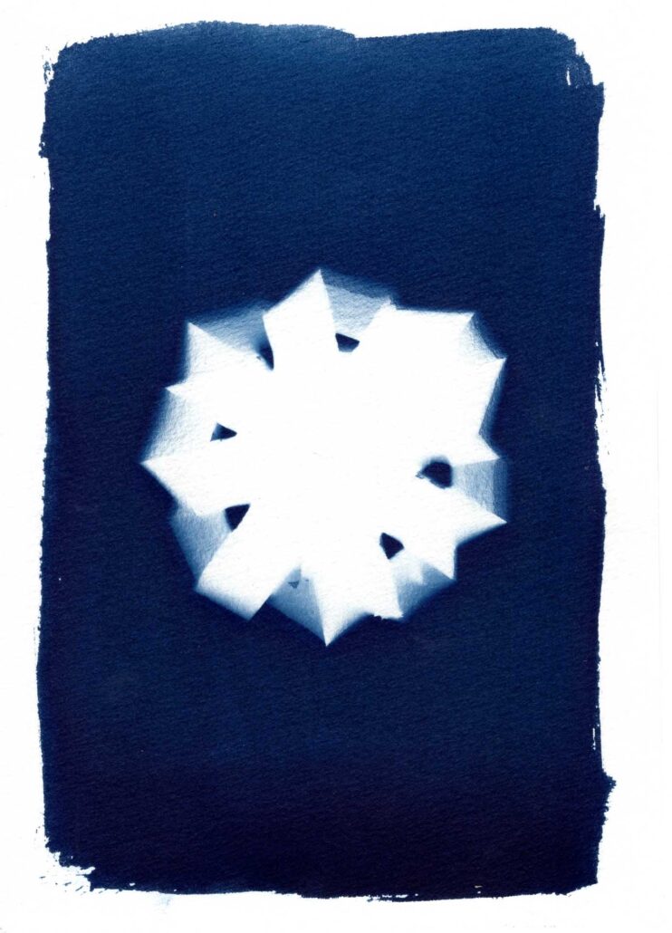 cyanotype-artistique-metamorphoses-12 Cyanotype d’une petite étoile dorée de décoration, œuvre de Baptiste Vanoni réalisée dans le quartier Bréquigny à Rennes, série Métamorphoses.