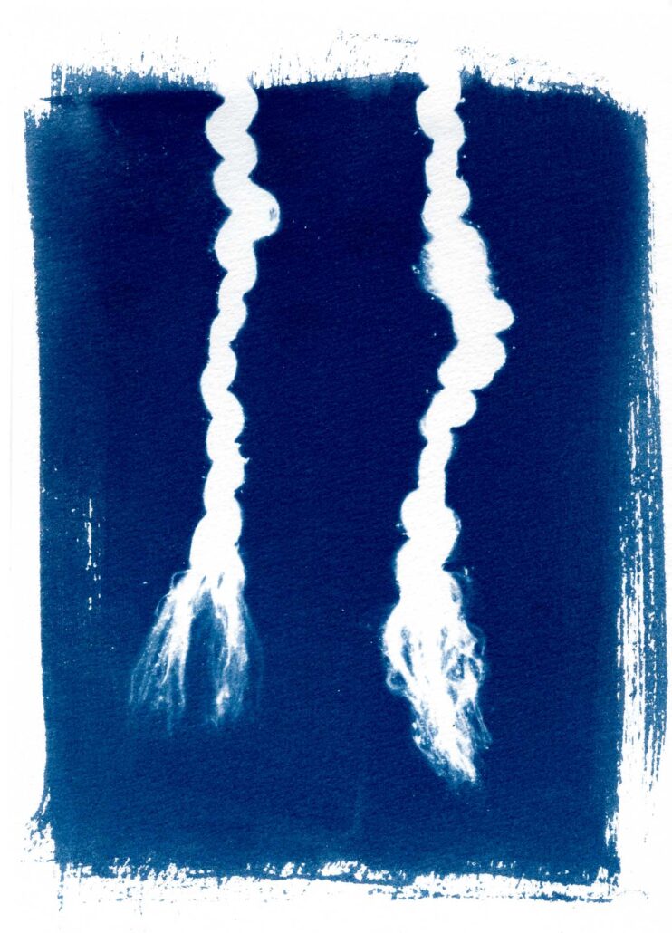 cyanotype-artistique-metamorphoses-13 Cyanotype d’une ficelle de vêtement isolée, série Métamorphoses de Baptiste Vanoni à Rennes.