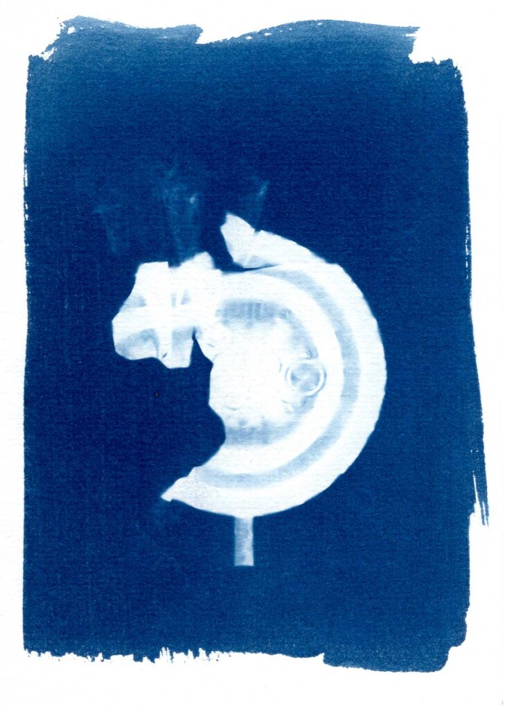 cyanotype-artistique-metamorphoses-18 Cyanotype d’un sachet de sucette déchiré et aplati, collecté à Rennes dans le quartier Bréquigny.