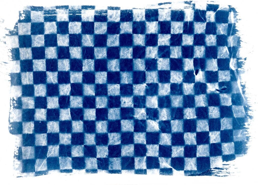 cyanotype-artistique-metamorphoses-21 Cyanotype d’un emballage de hamburger à carreaux, collecté dans le quartier sud-gare de Rennes.