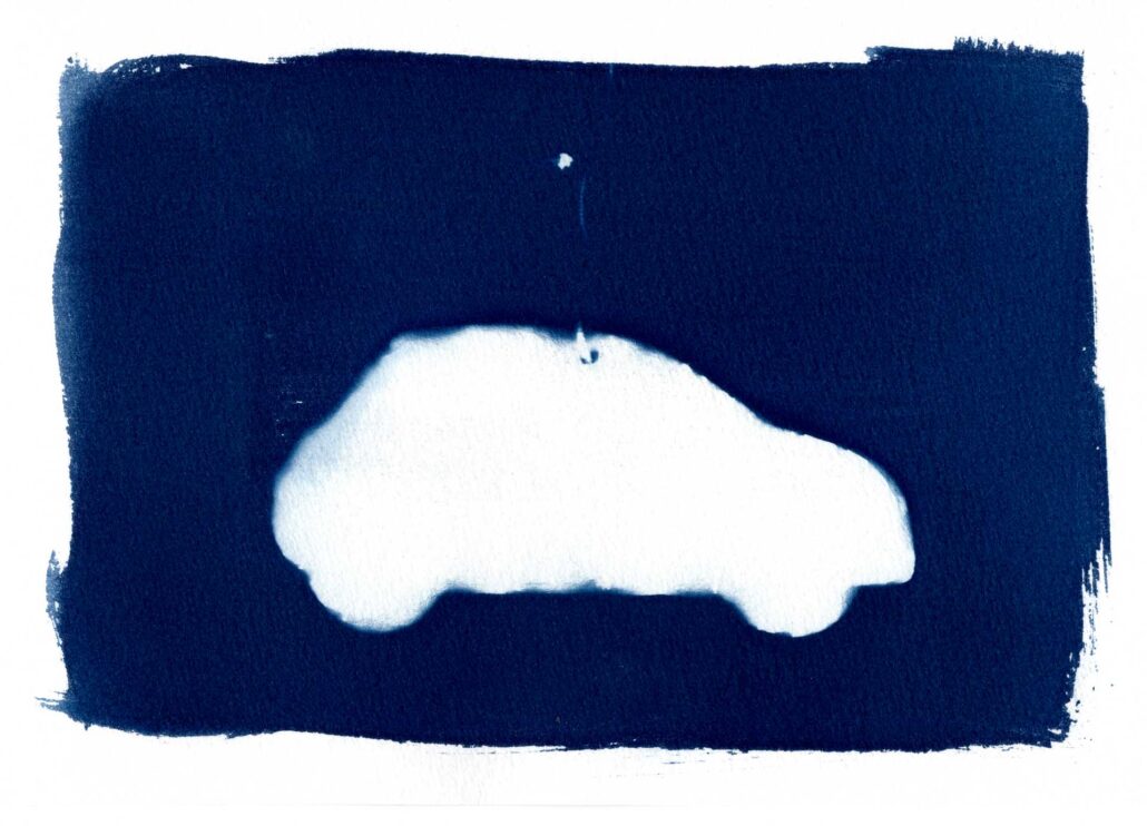 cyanotype-artistique-metamorphoses-22 Cyanotype d’un petit diffuseur d’odeur en plastique en forme de voiture, réalisé dans le quartier sud-gare de Rennes.