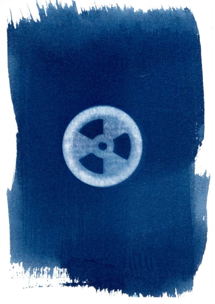 cyanotype-artistique-metamorphoses-4 Cyanotype d’une petite rondelle en plastique collectée dans la région rennaise.