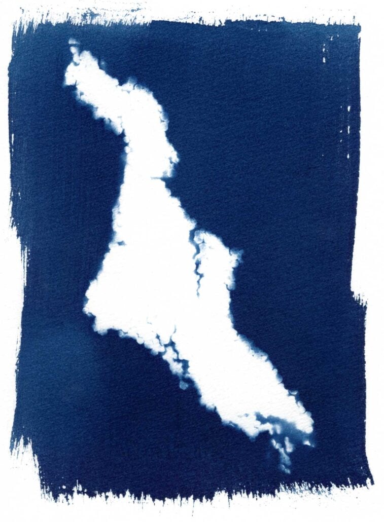 cyanotype-artistique-metamorphoses-9 Cyanotype d’un fragment de polystyrène collecté dans le quartier Bréquigny à Rennes, œuvre de Baptiste Vanoni pour la série Métamorphoses.