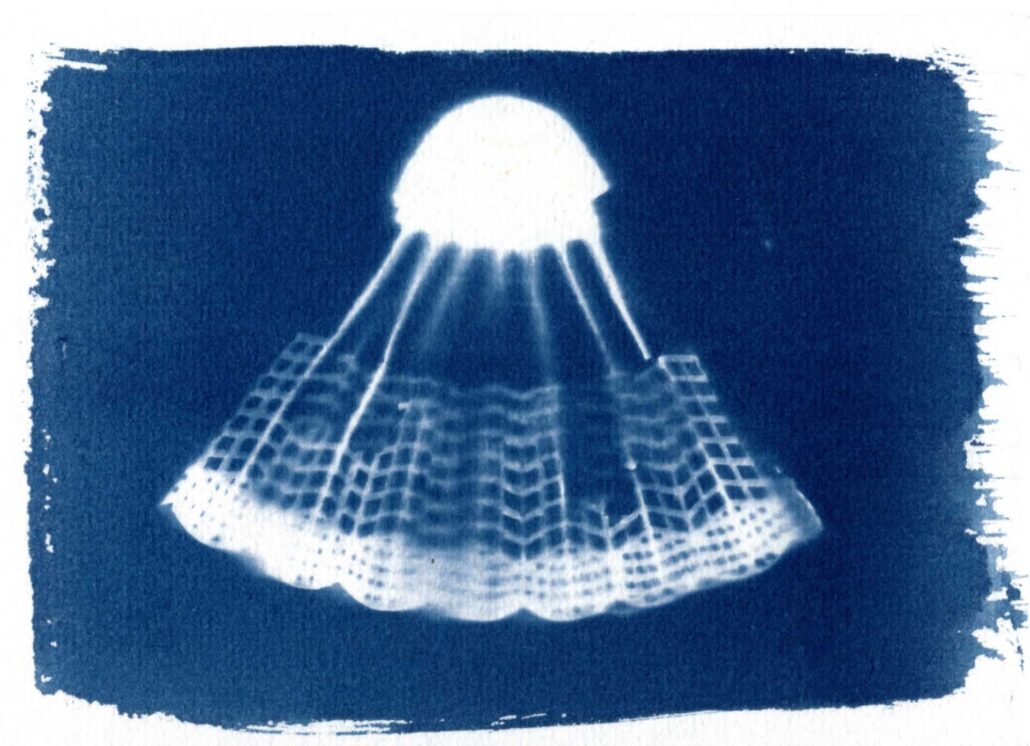 cyanotypes-metamorphoses-baptiste-vanoni-rennes.-12 Volant badminton transformé cyanotype bleu - déchet sportif Bréquigny - Métamorphoses Vanoni