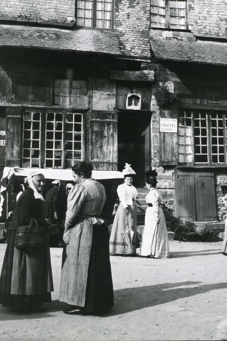 Archive Place de la République Vitré restaurée numériquement, restauration patrimoniale Bretagne