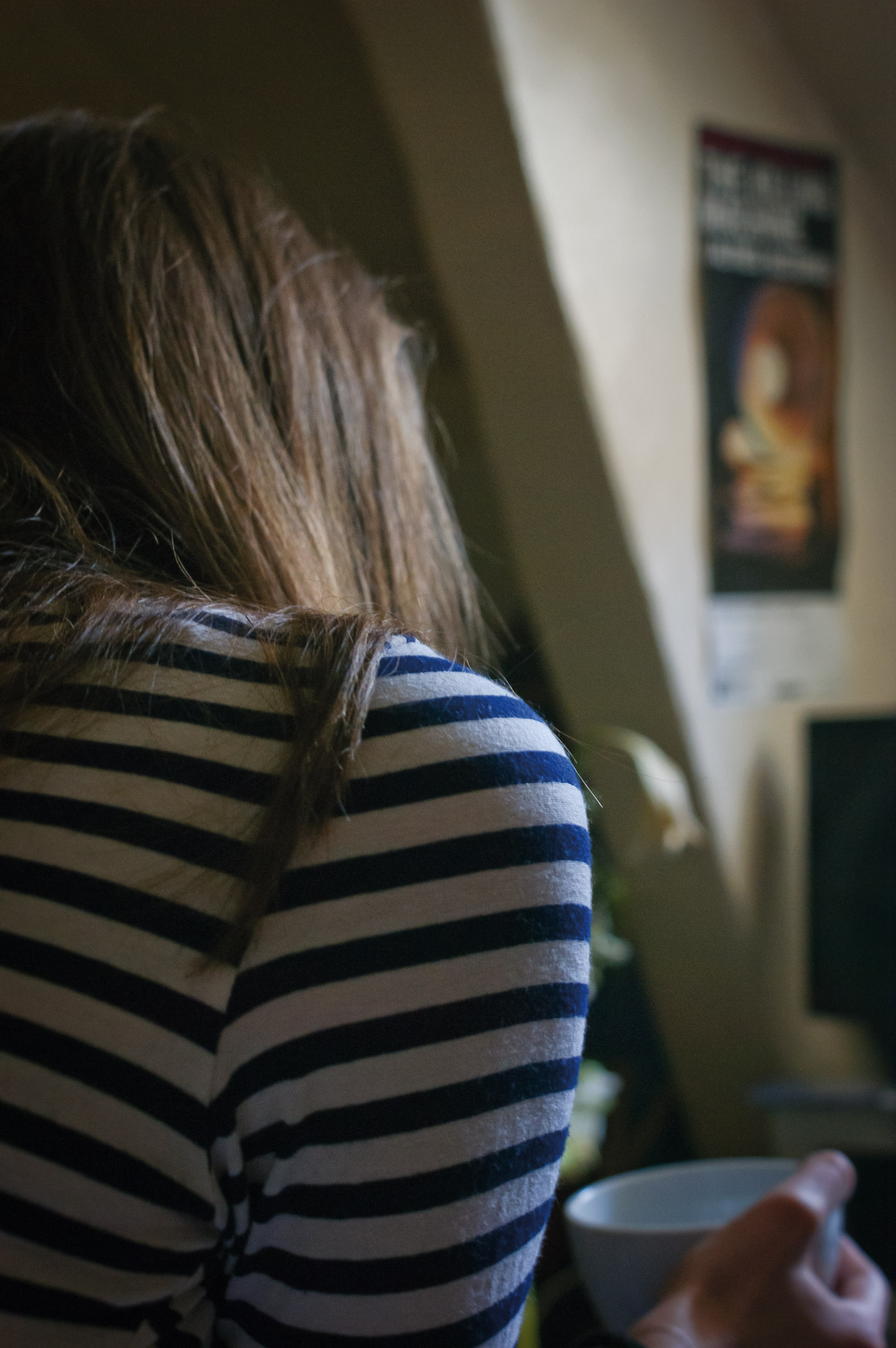 Épaule d'une femme prenant son thé, instant suspendu série Moment in Time photographe rennais