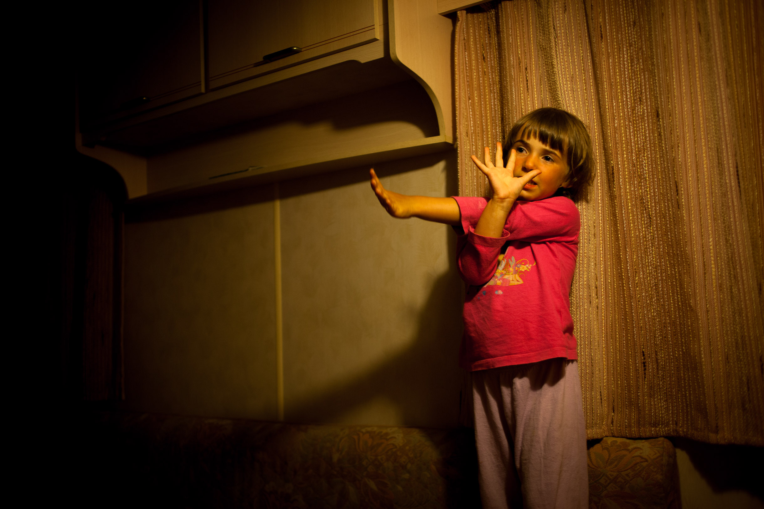 Petite fille croisant les bras en intérieur, scène familiale photographe rennais