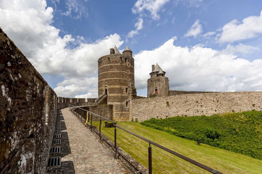 Chemin de ronde tours - Ch&acirc;teau Foug&egrave;res