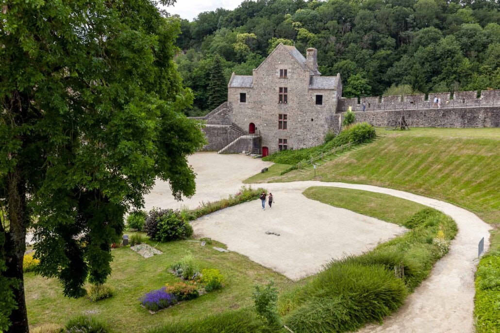 Cour jardin ch&acirc;teau - Foug&egrave;res Bretagne