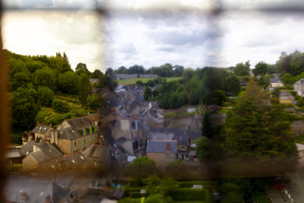 Ville vue vitrail - Foug&egrave;res Bretagne